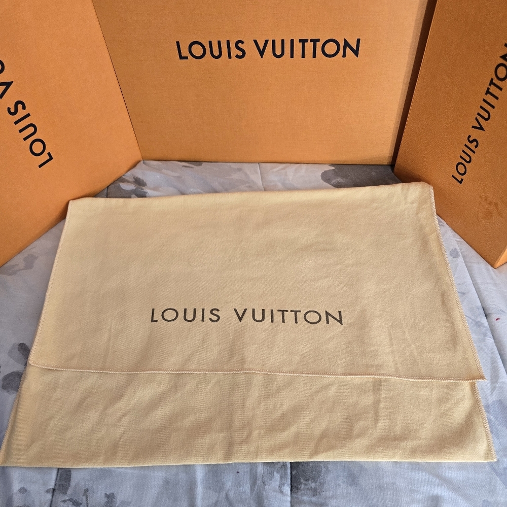 💛Louis Vuitton envelope dust bag 17 3/4" x 13 1/2"💛